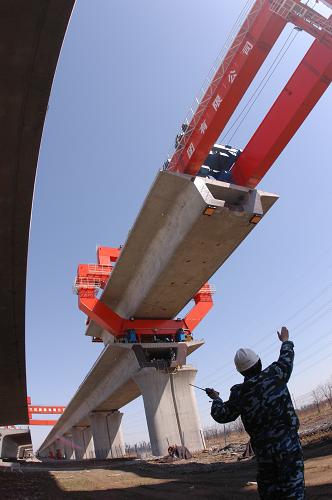 瞄準(zhǔn)世界一流,決戰(zhàn)攻堅(jiān)之年——寫在京滬高速鐵路開(kāi)工一周年之際 這是天津靜海境內(nèi)的京滬高鐵一標(biāo)段天津特大橋架梁施工現(xiàn)場(chǎng)(4月15日攝)。 京滬高速鐵路自2008年4月18日開(kāi)工建設(shè)一周年之際,鐵路建設(shè)首戰(zhàn)告捷,攻堅(jiān)之戰(zhàn)全面展開(kāi),形勢(shì)十分喜人。 新華社發(fā)(楊秀權(quán)攝)