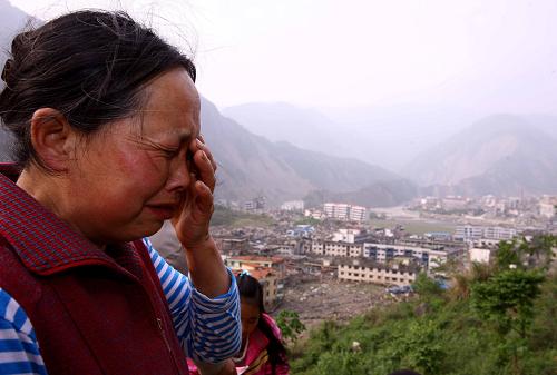 5月1日,在老縣城地震遺址,來自北川縣曲山鎮(zhèn)東溪溝村的尚光瓊在祭奠地震中喪生的兒子。 當(dāng)日是“五一”小長假的第一天,不少人來到四川省北川羌族自治縣老縣城地震遺址,祭奠在“5·12”大地震中遇難的同胞,表達(dá)對(duì)逝去親人的一份深深的哀思。 新華社記者 陳建力 攝