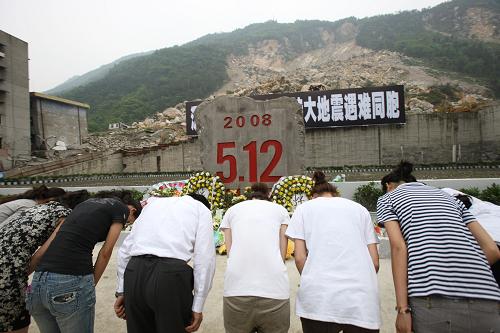 5月1日,人們?cè)诒贝ɡ峡h城地震遺址祭掃。 當(dāng)日是“五一”小長假的第一天,不少人來到四川省北川羌族自治縣老縣城地震遺址,祭奠在“5·12”大地震中遇難的同胞,表達(dá)對(duì)逝去親人的一份深深的哀思。 新華社記者 呂明響 攝