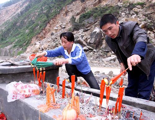 月1日,人們?cè)诒贝ɡ峡h城地震遺址祭掃。 當(dāng)日是“五一”小長假的第一天,不少人來到四川省北川羌族自治縣老縣城地震遺址,祭奠在“5·12”大地震中遇難的同胞,表達(dá)對(duì)逝去親人的一份深深的哀思。 新華社記者 陳建力 攝