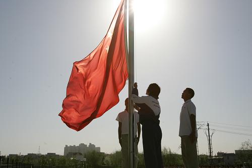 迎著朝陽(yáng) 升起希望 5月12日,來(lái)自阿壩州的羌族學(xué)生在升國(guó)旗。 當(dāng)日,在吉林長(zhǎng)春市解放大路中學(xué)就讀的四川阿壩州200名羌族學(xué)生舉行莊嚴(yán)的升國(guó)旗儀式,紀(jì)念在一年前汶川大地震中遇難的同胞。 新華社發(fā)(姚琪琳 攝)