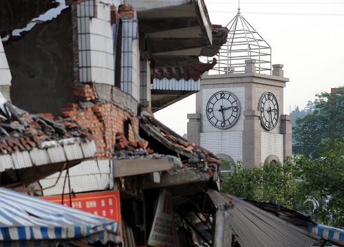 德陽市漢旺鎮(zhèn)漢旺廣場上的一座大鐘將時間定格在地震發(fā)生的那一刻(2008年5月14日攝)。 新華社發(fā)