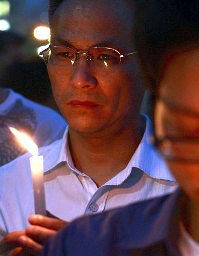 2008年5月21日,成都市民在天府廣場手舉蠟燭悼念汶川大地震遇難同胞。 新華社發(fā)