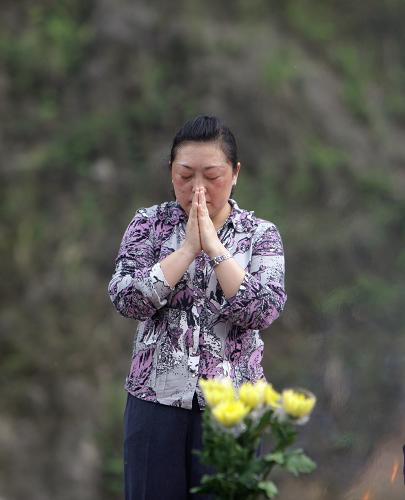 5月11日,一名婦女在北川祭奠親人。 新華社發(fā)