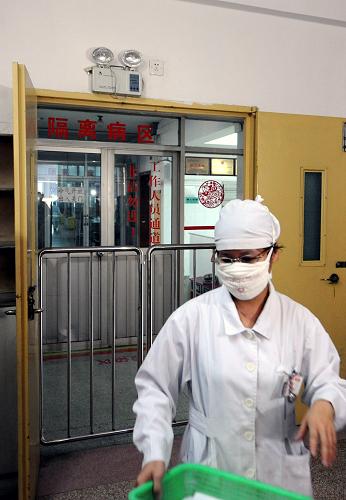 廣州市甲型H1N1流感病例臨床治愈低調(diào)出院 5月22日,一位醫(yī)務(wù)人員從廣州市第八人民醫(yī)院收治廣州市甲型H1N1流感病例的隔離病區(qū)走出。 當(dāng)日,我國內(nèi)地第四例輸入性甲型H1N1流感確診病例楊某某,于22日凌晨辦理相關(guān)手續(xù)低調(diào)出院。廣州市第八人民醫(yī)院負(fù)責(zé)人表示,患者已達(dá)到衛(wèi)生部甲型H1N1流感病例出院標(biāo)準(zhǔn),醫(yī)院尊重患者提出的要求,患者離院時沒有舉行相關(guān)儀式。 新華社記者 陳曄華 攝