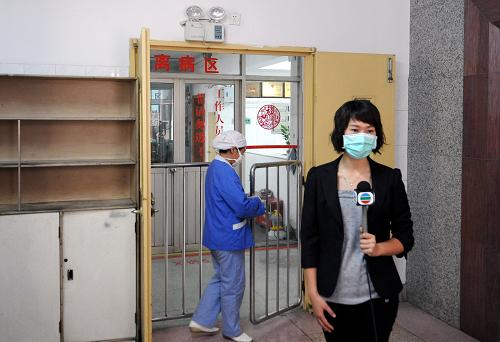 5月22日,一位電視記者在廣州市第八人民醫(yī)院收治廣州市甲型H1N1流感病例的隔離病區(qū)外采訪。 當(dāng)日,我國內(nèi)地第四例輸入性甲型H1N1流感確診病例楊某某,于22日凌晨辦理相關(guān)手續(xù)低調(diào)出院。廣州市第八人民醫(yī)院負(fù)責(zé)人表示,患者已達(dá)到衛(wèi)生部甲型H1N1流感病例出院標(biāo)準(zhǔn),醫(yī)院尊重患者提出的要求,患者離院時沒有舉行相關(guān)儀式。 新華社記者 陳曄華 攝