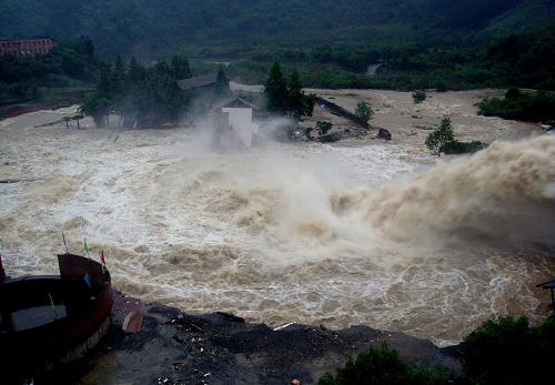 暴雨襲擊湖北十堰 5月27日,湖北省十堰市馬家河水庫下游的民房被大水沖毀。 5月26日至5月28日,湖北十堰普降中到大雨,平均降雨量達(dá)80毫米,十堰城區(qū)及丹江、鄖縣、房縣有的地方降雨量達(dá)136毫米。連日大雨致使湖北十堰市84個(gè)鄉(xiāng)鎮(zhèn)39萬多人受災(zāi),造成1人死亡、4人失蹤。 新華社發(fā)