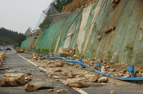 暴雨造成十漫高速公路十堰至鄖縣段發(fā)生山體滑坡,大量石塊滾落,道路部分封閉(5月29日攝)。 5月26日至28日,湖北省十堰市遭暴雨襲擊。暴雨引發(fā)的山體滑坡導(dǎo)致湖北十堰至陜西漫川高速公路多處路段石塊滾落,嚴(yán)重影響道路正常通行。災(zāi)情發(fā)生后,十堰市緊急召開抗災(zāi)會(huì)議,組織防汛抗災(zāi)。 新華社發(fā)(袁正洪 攝)