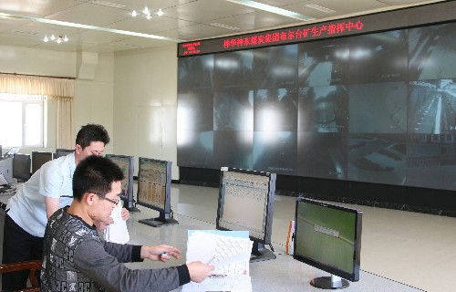5月29日,布爾臺煤礦技術(shù)人員通過電子顯示屏監(jiān)控井下生產(chǎn)情況。 近日,隨著神華布爾臺煤礦第三個綜采工作面投產(chǎn),標(biāo)志著該煤礦已經(jīng)達(dá)到了年產(chǎn)2000萬噸原煤的設(shè)計(jì)產(chǎn)能。布爾臺煤礦位于內(nèi)蒙古伊金霍洛旗,是目前建設(shè)的礦井生產(chǎn)能力、主運(yùn)輸系統(tǒng)能力、煤炭洗選加工能力居世界前列的大型現(xiàn)代化井工礦井。礦區(qū)為環(huán)保型礦區(qū),采煤不見煤,環(huán)境非常優(yōu)雅。 新華社發(fā)(任君 攝)