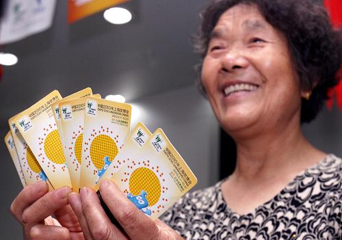 7月1日,在上海市一家中國電信營業(yè)廳,67歲的市民張家珍購買了8張上海世博會門票。 當(dāng)日,上海世博會門票開始向境內(nèi)外個人發(fā)售。中國移動通信有限公司、中國電信集團(tuán)公司、交通銀行股份有限公司和中國郵政集團(tuán)公司4家境內(nèi)門票銷售指定代理商在全國31個省區(qū)市的2796個網(wǎng)點提供購票業(yè)務(wù)。公眾也可通過各代理商提供的熱線電話和網(wǎng)站等方式獲得便捷的購票服務(wù)。 新華社記者 劉穎 攝