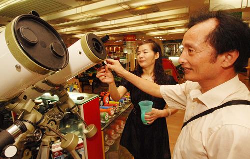 7月17日,浙江舟山的一位學(xué)校負(fù)責(zé)人專程來到義烏國(guó)際商貿(mào)城選購(gòu)天文望遠(yuǎn)鏡,用于7月22日學(xué)生們觀測(cè)日全食。新華社發(fā)(張建成 攝)