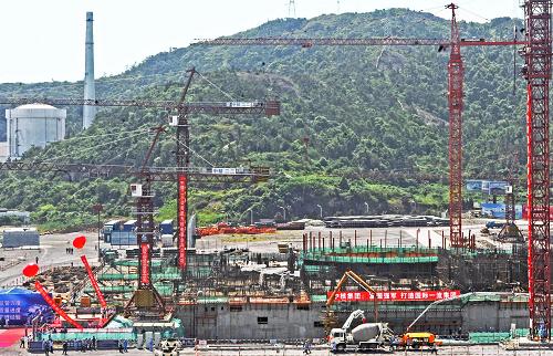 秦山核電站百萬(wàn)千瓦機(jī)組擴(kuò)建工程進(jìn)入全面施工階段秦山核電站擴(kuò)建工程現(xiàn)場(chǎng)與我國(guó)首座國(guó)產(chǎn)核電站——秦山核電站核反應(yīng)堆主廠(chǎng)房(畫(huà)面左方)相得益彰(7月17日攝)。新華社記者 譚進(jìn) 攝