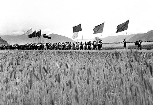 1959年9月7日,西藏拉薩市西郊區(qū)的1000多名農(nóng)民在即將收割的田間草坪上,慶祝平叛后的第一個(gè)望果節(jié)。 “太陽啊霞光萬丈,雄鷹啊展翅飛翔,高原春光無限好,叫我怎能不歌唱。驅(qū)散烏云見太陽,幸福的歌聲傳四方。”藏族同胞的嘹亮歌聲,唱出了民主改革后西藏人民的幸福生活。 西藏自古以來就是我國領(lǐng)土不可分割的一部分。新中國成立后,中央政府根據(jù)國內(nèi)外形勢(shì),為維護(hù)民族團(tuán)結(jié),確定了和平解放西藏的方針。1951年5月23日,中央人民政府和西藏地方政府正式簽署《關(guān)于和平解放西藏辦法的協(xié)議》(又稱《十七條協(xié)議》)?!秴f(xié)議》簽訂后,人民解放軍開始進(jìn)入西藏,幫助西藏人民發(fā)展生產(chǎn),開展貿(mào)易。 中央政府保護(hù)西藏的政治、宗教制度,幫助發(fā)展西藏的經(jīng)濟(jì)文化,改善人民生活。為了改善西藏的交通狀況,黨和政府修筑了康藏公路和青藏公路。這兩條公路建成通車后,大批物資源源不斷地運(yùn)到西藏,緩解了進(jìn)藏部隊(duì)和工作人員物資供應(yīng)的困難,也大大改善了西藏人民的生活。西藏的社會(huì)經(jīng)濟(jì)在中央政府的幫助下有了很大發(fā)展。 但是,民族分裂分子卻不斷地蠱惑和策動(dòng)武裝叛亂。1959年3月10日,