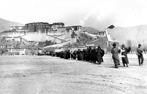 1959年3月22日,集結(jié)在布達(dá)拉宮里的叛匪列隊(duì)出來投降。 “太陽啊霞光萬丈,雄鷹啊展翅飛翔,高原春光無限好,叫我怎能不歌唱。驅(qū)散烏云見太陽,幸福的歌聲傳四方。”藏族同胞的嘹亮歌聲,唱出了民主改革后西藏人民的幸福生活。 西藏自古以來就是我國領(lǐng)土不可分割的一部分。新中國成立后,中央政府根據(jù)國內(nèi)外形勢(shì),為維護(hù)民族團(tuán)結(jié),確定了和平解放西藏的方針。1951年5月23日,中央人民政府和西藏地方政府正式簽署《關(guān)于和平解放西藏辦法的協(xié)議》(又稱《十七條協(xié)議》)?!秴f(xié)議》簽訂后,人民解放軍開始進(jìn)入西藏,幫助西藏人民發(fā)展生產(chǎn),開展貿(mào)易。 中央政府保護(hù)西藏的政治、宗教制度,幫助發(fā)展西藏的經(jīng)濟(jì)文化,改善人民生活。為了改善西藏的交通狀況,黨和政府修筑了康藏公路和青藏公路。這兩條公路建成通車后,大批物資源源不斷地運(yùn)到西藏,緩解了進(jìn)藏部隊(duì)和工作人員物資供應(yīng)的困難,也大大改善了西藏人民的生活。西藏的社會(huì)經(jīng)濟(jì)在中央政府的幫助下有了很大發(fā)展。 但是,民族分裂分子卻不斷地蠱惑和策動(dòng)武裝叛亂。1959年3月10日,西藏上層反動(dòng)分子公然撕毀《十七條協(xié)議》,發(fā)動(dòng)