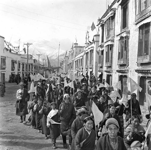 1959年4月15日,兩萬多名拉薩市民舉行了堅(jiān)決要求徹底平息叛亂的示威游行。圖為游行隊(duì)伍通過拉薩市區(qū)中心的情形。 “太陽啊霞光萬丈,雄鷹啊展翅飛翔,高原春光無限好,叫我怎能不歌唱。驅(qū)散烏云見太陽,幸福的歌聲傳四方。”藏族同胞的嘹亮歌聲,唱出了民主改革后西藏人民的幸福生活。 西藏自古以來就是我國領(lǐng)土不可分割的一部分。新中國成立后,中央政府根據(jù)國內(nèi)外形勢(shì),為維護(hù)民族團(tuán)結(jié),確定了和平解放西藏的方針。1951年5月23日,中央人民政府和西藏地方政府正式簽署《關(guān)于和平解放西藏辦法的協(xié)議》(又稱《十七條協(xié)議》)?!秴f(xié)議》簽訂后,人民解放軍開始進(jìn)入西藏,幫助西藏人民發(fā)展生產(chǎn),開展貿(mào)易。 中央政府保護(hù)西藏的政治、宗教制度,幫助發(fā)展西藏的經(jīng)濟(jì)文化,改善人民生活。為了改善西藏的交通狀況,黨和政府修筑了康藏公路和青藏公路。這兩條公路建成通車后,大批物資源源不斷地運(yùn)到西藏,緩解了進(jìn)藏部隊(duì)和工作人員物資供應(yīng)的困難,也大大改善了西藏人民的生活。西藏的社會(huì)經(jīng)濟(jì)在中央政府的幫助下有了很大發(fā)展。 但是,民族分裂分子卻不斷地蠱惑和策動(dòng)武裝叛亂。1959年3月