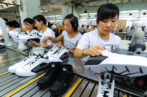 8月10日,福建晉江民營企業(yè)361度(中國)有限公司工人在生產(chǎn)運動鞋。 在世界金融危機(jī)的背景下,擁有大小民營企業(yè)1萬多家的福建省晉江市民營經(jīng)濟(jì)仍然保持穩(wěn)步發(fā)展態(tài)勢。2009年上半年,全市工業(yè)總產(chǎn)值達(dá)609.97億元,同比增長6.9%;全市固定資產(chǎn)投資92.58億元,同比增長14.5%;全市14家上市公司稅收入庫5.88億元,同比增長30.19%。 新華社記者 張國俊 攝