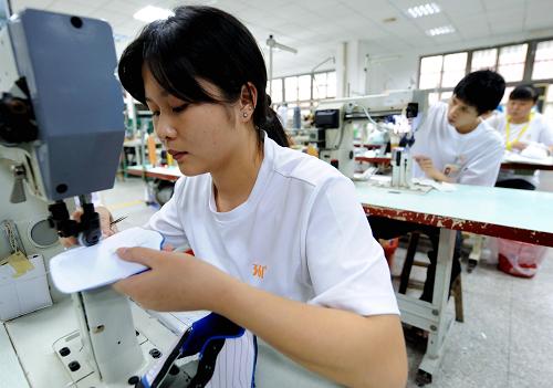 8月10日,福建晉江民營企業(yè)361度(中國)有限公司工人在生產(chǎn)運動鞋。 在世界金融危機(jī)的背景下,擁有大小民營企業(yè)1萬多家的福建省晉江市民營經(jīng)濟(jì)仍然保持穩(wěn)步發(fā)展態(tài)勢。2009年上半年,全市工業(yè)總產(chǎn)值達(dá)609.97億元,同比增長6.9%;全市固定資產(chǎn)投資92.58億元,同比增長14.5%;全市14家上市公司稅收入庫5.88億元,同比增長30.19%。 新華社記者 張國俊 攝