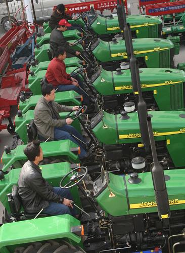 3月17日,山東省博興縣農(nóng)民坐上自己由國家補貼購買的拖拉機。 經(jīng)過60年發(fā)展,我國農(nóng)業(yè)耕種已基本告別原始的人力、畜力作業(yè)階段,正在向大面積農(nóng)業(yè)機械化邁進。據(jù)農(nóng)業(yè)部統(tǒng)計,截至2008年底,我國農(nóng)機總動力達(dá)8.22億千瓦,是1949年時8.01萬千瓦的1萬倍,年平均增長速度為16.95%,構(gòu)建起了符合中國國情的農(nóng)業(yè)機械化發(fā)展體系。 新華社發(fā)