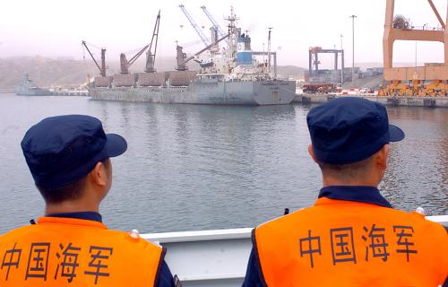 8月14日,中國海軍第三批護航編隊“舟山”號導(dǎo)彈護衛(wèi)艦駛?cè)氚⒙娜R港開始休整。這是自7月16日從浙江舟山啟航以來,中國海軍第三批護航編隊首次靠港休整。 新華社記者郭剛攝