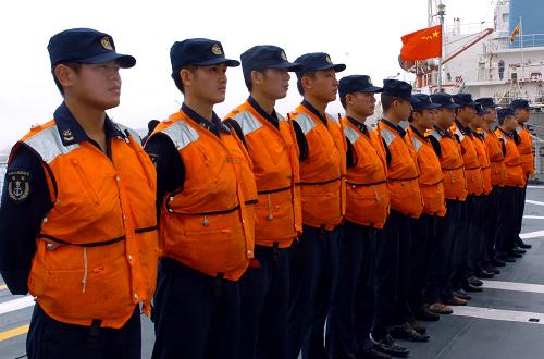 8月14日,在阿曼的塞拉萊港附近,中國海軍第三批護航編隊“舟山”號導(dǎo)彈護衛(wèi)艦上的官兵在甲板上列隊。當(dāng)天,“舟山”號停靠阿曼的塞拉萊港開始休整。這是自7月16日從浙江舟山啟航以來,中國海軍第三批護航編隊首次靠港休整。 新華社記者郭剛攝