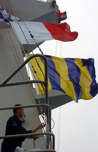 8月14日,中國海軍第三批護航編隊“舟山”號導(dǎo)彈護衛(wèi)艦上的一名戰(zhàn)士在駛?cè)氚⒙I(lǐng)海之際掛出旗語。當(dāng)天,“舟山”號??堪⒙娜R港開始休整。這是自7月16日從浙江舟山啟航以來,中國海軍第三批護航編隊首次靠港休整。 新華社記者郭剛攝