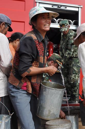 寧夏西吉旱區(qū):消防官兵送來“救命”水 8月14日,寧夏西吉縣田坪鄉(xiāng)藍(lán)岔村村民在消防車前打水。 地處寧夏中部干旱帶的西吉縣十年九旱,當(dāng)?shù)剞r(nóng)民靠天吃飯,生產(chǎn)生活條件惡劣。最干旱的田坪鄉(xiāng)連續(xù)8年受旱災(zāi),持續(xù)200多天沒有出現(xiàn)有效降水,人畜飲水極其困難。寧夏消防總隊(duì)西吉縣中隊(duì)得知情況后,主動(dòng)與當(dāng)?shù)卣?lián)系,為群眾義務(wù)送水。 新華社發(fā) (何杰攝)