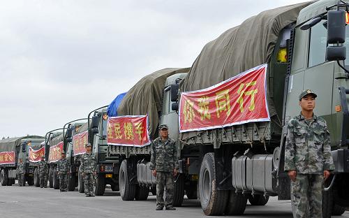 8月21日,運送捐贈物資的車輛準備出發(fā)。當日,寧夏回族自治區(qū)社會各界為中部干旱帶受災(zāi)群眾捐贈的近180萬救災(zāi)款和200多噸糧食運往災(zāi)區(qū)。據(jù)寧夏民政廳介紹,自2008年10月以來,寧夏中部干旱帶連續(xù)數(shù)月未出現(xiàn)有效降水,中部干旱帶及南部山區(qū)11個縣(區(qū))71個鄉(xiāng)鎮(zhèn)739個村124.3萬人受災(zāi),農(nóng)作物受災(zāi)面積773萬畝,成災(zāi)面積664萬畝,絕收面積270萬畝。嚴重的旱情給農(nóng)業(yè)生產(chǎn)和群眾生活帶來困難。新華社記者 王鵬 攝