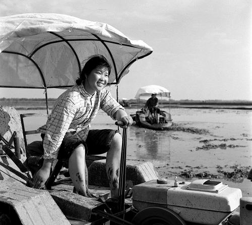 湖北洪湖縣社員正用本縣生產(chǎn)的機耕船在湖田耕作(攝于1975年)。 1975年年初,在四屆全國人大一次會議前后,由于周恩來病情加重,鄧小平在毛澤東支持下,相繼擔任中共中央軍委副主席兼總參謀長、中共中央副主席、國務(wù)院第一副總理等職務(wù),主持中央日常工作。 受命于危難之際的鄧小平,根據(jù)毛澤東提出的要安定團結(jié)、把國民經(jīng)濟搞上去等指示,多次在各種會議上強調(diào)全黨要講大局,明確而堅定地提出要進行全面整頓。他指出:“現(xiàn)在有一個大局,全黨要多講。”全黨全國都要為實現(xiàn)“四個現(xiàn)代化”的偉大目標而奮斗,“這就是大局”。他提出:全國各個方面工作都要整頓。在葉劍英、李先念等配合下,鄧小平果斷地對各條戰(zhàn)線進行大刀闊斧的整頓,努力消除“文化大革命”造成的嚴重混亂。 鄧小平抓住鐵路這個影響大局的經(jīng)濟薄弱環(huán)節(jié)為突破口。2月下旬,中央召開全國各省、自治區(qū)、直轄市黨委主管工業(yè)的書記會議,3月5日發(fā)出《關(guān)于加強鐵路工作的決定》。會后派出工作組,對一些問題嚴重的路局進行重點整頓,鐵路運輸狀況迅速好轉(zhuǎn)。到4月份,堵塞嚴重的津浦、京廣、隴海、浙贛等幾條鐵路全部疏通;全國20個鐵路局中的19個超額完成計劃