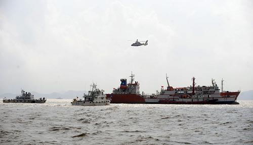 9月4日,救助船趕往“事故”客船與“事故”貨輪相撞海域。新華社記者 徐昱攝