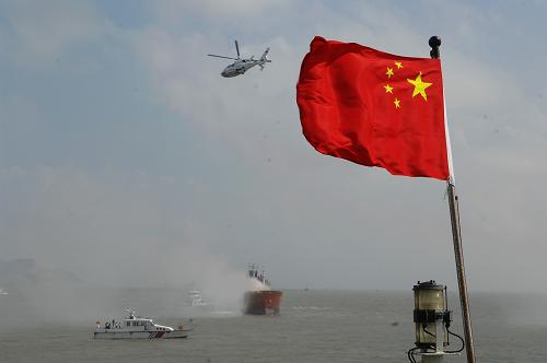 9月4日,直升機(jī)和救援船只在對著火的“事故”船只進(jìn)行救援。 當(dāng)日上午9時,新中國成立以來最大規(guī)模的海上搜救演習(xí)在寧波——舟山港的佛渡水道海域正式開始。 新華社記者 黃深鋼攝