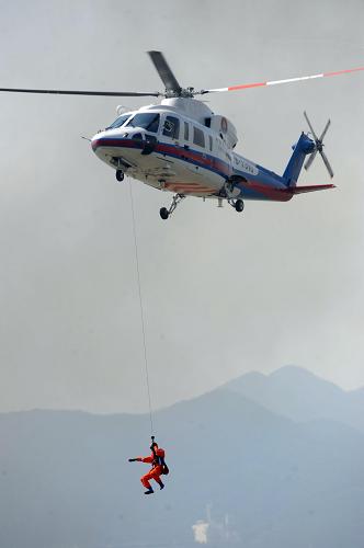9月4日,直升機(jī)將救援人員送達(dá)“事故”海域。 當(dāng)日上午9時,新中國成立以來最大規(guī)模的海上搜救演習(xí)在寧波——舟山港的佛渡水道海域正式開始。 新華社記者 徐昱攝