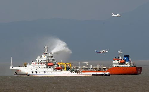 9月4日,救助船和直升機(jī)對(duì)“事故”船只實(shí)施救援。 當(dāng)日上午9時(shí),新中國(guó)成立以來(lái)最大規(guī)模的海上搜救演習(xí)在寧波——舟山港的佛渡水道海域正式開(kāi)始。 新華社記者 王定昶攝