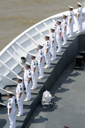 9月4日,演習(xí)結(jié)束后,海軍官兵正在醫(yī)療船上列隊(duì)。 當(dāng)日,“多部委、海陸空、北京、杭州、寧波”三地同步進(jìn)行、我國(guó)有史以來(lái)最大規(guī)模海上演習(xí)——2009年國(guó)家海上搜救桌面演習(xí)暨東海搜救演習(xí)成功舉行。 一艘載有368名旅客、22名船員的客滾船“寧舟”輪在寧波—舟山核心港區(qū)佛渡水道海域因主機(jī)故障,與散裝化學(xué)船“岱河”輪發(fā)生碰撞。“寧舟”輪數(shù)百名人員及沿岸數(shù)萬(wàn)居民的生命受到嚴(yán)重威脅。中國(guó)海上搜救中心立即成立總指揮部,通知工信部、公安部、民政部、農(nóng)業(yè)部、衛(wèi)生部、海關(guān)總署、安監(jiān)總局、地震局、氣象局、海洋局、民航局、總參、海軍、空軍、武警部隊(duì)等成員單位按其職責(zé)啟動(dòng)應(yīng)急聯(lián)動(dòng)響應(yīng)預(yù)案,并成立協(xié)調(diào)指揮部。在總指揮部的統(tǒng)一組織協(xié)調(diào)下,一場(chǎng)聲勢(shì)浩大的“海、陸、空”立體搜救迅速展開(kāi)。這次演習(xí)呈現(xiàn)出“多部委參與、演習(xí)科目?jī)?nèi)容豐富、指揮層次多和技術(shù)保障要求高”的特點(diǎn)。在演習(xí)科目、指揮層次和技術(shù)保障等方面為歷屆演習(xí)之最。 新華社記者 王定昶攝