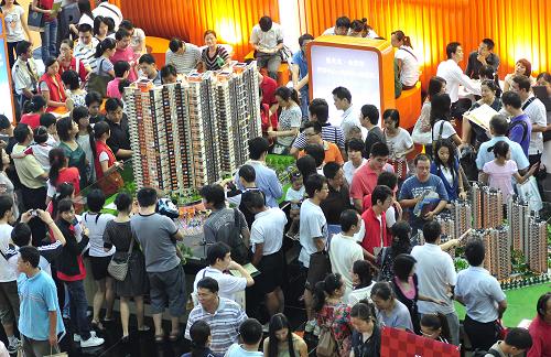 10月2日,市民在2009中國(深圳)秋季房地產(chǎn)交易會上參觀樓盤模型。 為期5天的2009中國(深圳)秋季房地產(chǎn)交易會暨2009中國(深圳)住宅產(chǎn)業(yè)國際博覽會于10月1日開幕,眾多市民利用黃金周假期前來參觀,房展現(xiàn)場人潮涌動。 新華社發(fā)(袁水靈 攝)