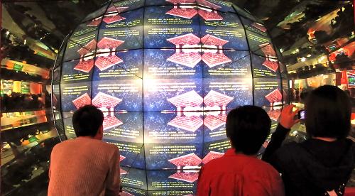 10月13日,參觀者在“走進(jìn)世博會”展覽展廳通過“萬花筒”多媒體創(chuàng)意展項了解《中國館的故事》。 在2010年上海世博會開幕200天倒計時之際,“走進(jìn)世博會——中國2010年上海世博會暨世博會歷史回顧展覽”在上海展覽中心拉開序幕。這個展覽通過展出200多幅世博會歷史圖片、18組歷屆世博會視頻資料,以及上海世博會園區(qū)沙盤和60多個世博參展方的場館模型,展示了世博會的百年發(fā)展歷程,吸引眾多參觀者前來觀看,提前感受世博會的精彩和亮點(diǎn)。 新華社發(fā)(井韋 攝)