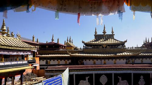 這是大昭寺金頂(10月14日攝)。 西藏自治區(qū)“十一五”重點(diǎn)文物保護(hù)工程之一的大昭寺維修工程進(jìn)展順利,目前工程完成40%左右。據(jù)了解,國(guó)家共投資3000多萬(wàn)元對(duì)大昭寺的千佛廊、釋迦牟尼殿和小昭寺的部分建筑進(jìn)行維修保護(hù)。 新華社記者 普布扎西攝