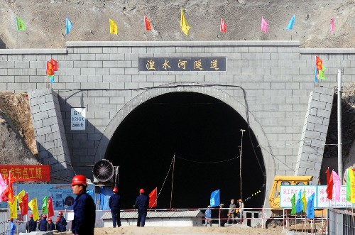 青藏鐵路西格段增建二線(xiàn)工程加緊建設(shè) 由中鐵十九局集團(tuán)承建的湟水河隧道已基本貫通(10月14日攝)。 目前青海正值深秋,青藏鐵路西寧至格爾木段增建二線(xiàn)工程正在加緊建設(shè)。經(jīng)過(guò)兩年多的建設(shè),青藏鐵路西格段增建二線(xiàn)工程今年年內(nèi)除關(guān)角隧道外全線(xiàn)將形成雙線(xiàn)運(yùn)輸能力。青藏鐵路西格段增建二線(xiàn)工程全長(zhǎng)290公里,總工期60個(gè)月,總投資超過(guò)100億元,計(jì)劃2012年全部完工。 新華社記者侯德強(qiáng)攝