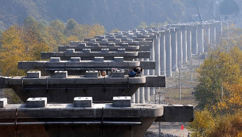 由中鐵十九局集團(tuán)承建的青藏鐵路西格段增建二線(xiàn)重點(diǎn)工程——新民村湟水河特大橋已基本建成(10月14日攝)。 目前青海正值深秋,青藏鐵路西寧至格爾木段增建二線(xiàn)工程正在加緊建設(shè)。經(jīng)過(guò)兩年多的建設(shè),青藏鐵路西格段增建二線(xiàn)工程今年年內(nèi)除關(guān)角隧道外全線(xiàn)將形成雙線(xiàn)運(yùn)輸能力。青藏鐵路西格段增建二線(xiàn)工程全長(zhǎng)290公里,總工期60個(gè)月,總投資超過(guò)100億元,計(jì)劃2012年全部完工。 新華社記者侯德強(qiáng)攝