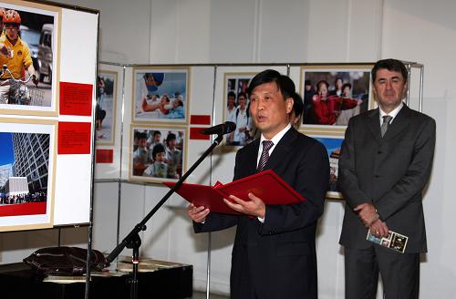 塞爾維亞舉行中國圖片展 10月14日,在塞爾維亞貝爾格萊德民俗博物館,中國駐塞大使魏敬華(前)在“中國萬花筒——當(dāng)代生活面面觀”圖片展開幕式上致辭。本次展覽展出的圖片從不同側(cè)面反映了新中國成立60年來在政治、經(jīng)濟(jì)、文化、社會(huì)等領(lǐng)域取得的成就。 新華社記者連國輝攝