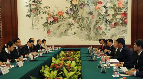 10月19日,中國(guó)國(guó)務(wù)院副總理李克強(qiáng)在南寧會(huì)見(jiàn)出席第六屆中國(guó)-東盟博覽會(huì)的緬甸國(guó)家和平與發(fā)展委員會(huì)第一秘書(shū)長(zhǎng)丁昂敏烏。 新華社記者劉廣銘攝