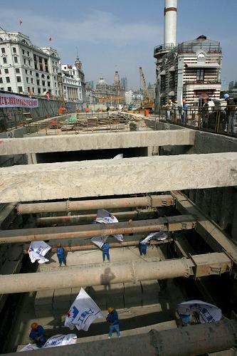 上海外灘通道工程最后沖刺 10月22日,上海外灘通道南段工程跨越延安東路隧道正上方的最后一塊鋼筋混凝土地板澆筑完成。 當(dāng)日,上海外灘通道南段工程的關(guān)鍵節(jié)點(diǎn)——跨越延安東路隧道施工成功完成,從而為整個(gè)外灘通道的順利貫通創(chuàng)造了良好條件。外灘通道工程全長(zhǎng)3315米,目前已進(jìn)入土建結(jié)構(gòu)施工的收尾階段,明年3月將全部完成投入使用。 新華社發(fā)
