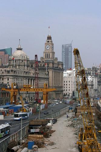 10月22日拍攝的建設(shè)中的上海外灘通道。 當(dāng)日,上海外灘通道南段工程的關(guān)鍵節(jié)點(diǎn)——跨越延安東路隧道施工成功完成,從而為整個(gè)外灘通道的順利貫通創(chuàng)造了良好條件。外灘通道工程全長(zhǎng)3315米,目前已進(jìn)入土建結(jié)構(gòu)施工的收尾階段,明年3月將全部完成投入使用。 新華社發(fā)