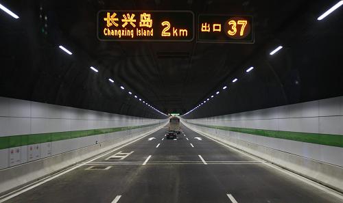 10月31日,車輛正在通過上海長江隧道。新華社記者 裴鑫 攝