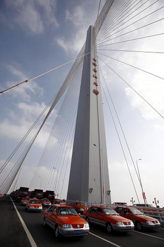 10月31日,崇明島的出租車隊正在通過上海長江隧橋前往上海市區(qū)。新華社記者 裴鑫 攝