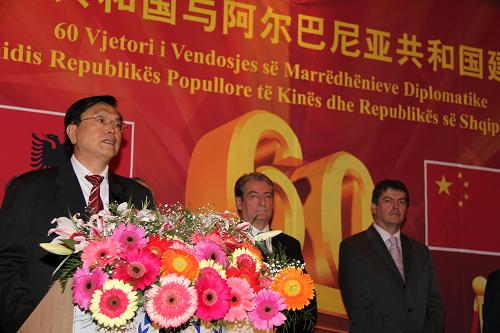 10月30日,在阿爾巴尼亞首都地拉那,中國(guó)國(guó)務(wù)院副總理張德江(左一)和阿爾巴尼亞總統(tǒng)巴米爾·托皮(右一)、總理薩利·貝里沙(中)等一起出席中國(guó)駐阿使館舉辦的中阿建交60周年招待會(huì)。新華社記者楊柯攝