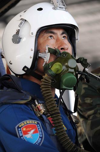 這是成功處置國產單發(fā)新型戰(zhàn)機空中發(fā)動機停車故障、安全返航的空軍特級飛行員李峰(資料照片)。新華社 發(fā)