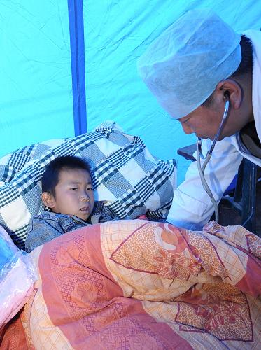 11月3日,賓川縣平川鎮(zhèn)衛(wèi)生院的醫(yī)生為一名兒童治療。新華社記者秦晴攝