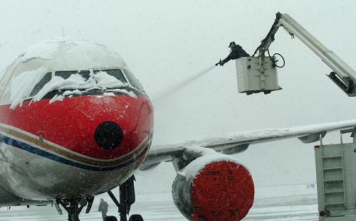 大雪導(dǎo)致合肥駱崗機場暫時性關(guān)閉 11月16日,除冰車為停留在合肥駱崗機場的飛機清除冰雪。 從11月15日晚開始,一場大雪降臨合肥。受大雪影響,合肥駱崗機場于16日7時暫時性關(guān)閉,當(dāng)?shù)孛窈綑C場管理部門及時啟動除雪預(yù)案,清理機場跑道積雪。16日11時,駱崗機場恢復(fù)開放。合肥民航辦公室負責(zé)人稱,機場將加緊做好后續(xù)工作,確保延誤旅客盡快成行。 新華社記者 劉軍喜 攝