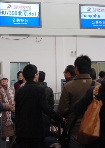 11月16日,乘客滯留合肥駱崗機場。 從11月15日晚開始,一場大雪降臨合肥。受大雪影響,合肥駱崗機場于16日7時暫時性關(guān)閉,當(dāng)?shù)孛窈綑C場管理部門及時啟動除雪預(yù)案,清理機場跑道積雪。16日11時,駱崗機場恢復(fù)開放。合肥民航辦公室負責(zé)人稱,機場將加緊做好后續(xù)工作,確保延誤旅客盡快成行。 新華社記者 劉軍喜 攝