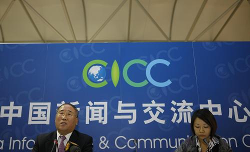 12月7日,中國國家發(fā)展和改革委員會副主任解振華(左)在丹麥哥本哈根舉行的新聞發(fā)布會上講話。聯(lián)合國氣候變化大會當日在丹麥首都哥本哈根召開,在當天下午的中國代表團新聞發(fā)布會上,中國國家發(fā)展和改革委員會副主任解振華說,中國代表團希望本次大會成為全球新一輪應對氣候變化的開始。 新華社記者張玉薇攝